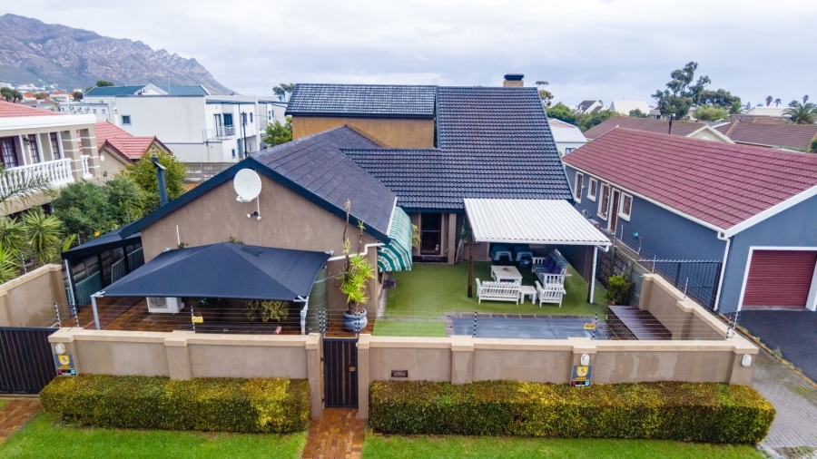 4 Bedroom Property for Sale in Gordons Bay Central Western Cape